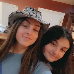 Meet your Poshers, Katelynn and Lauren